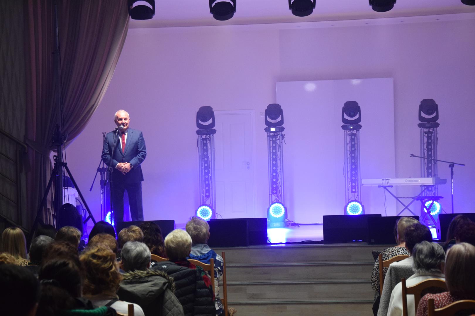 Zdjęcie przedstawia przemowę do publiczności Wójta Gminy Mierzęcice Grzegorza Podlejskiego