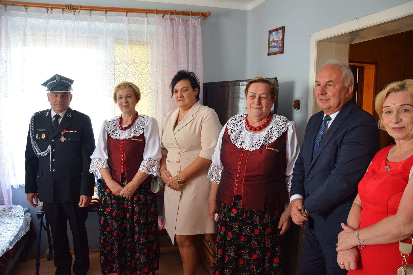 Zdjęcie przedstawiające delegację Urzędu Gminy Mierzęcice, Koła Gospodyń Wiejskich w Toporowicach, OSP Toporowice oraz Sołectwa Toporowice