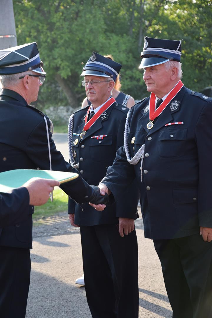 Zdjęcie przedstawia fragment uroczystości 100 lecia OSP Toporowice - wręczanie medali, odznaczeń i nagród