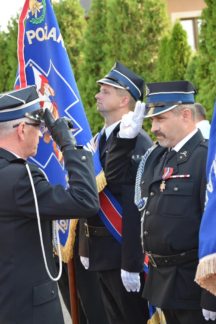 Zdjęcie przedstawia fragment uroczystości 100 lecia OSP Toporowice - wręczanie medali, odznaczeń i nagród