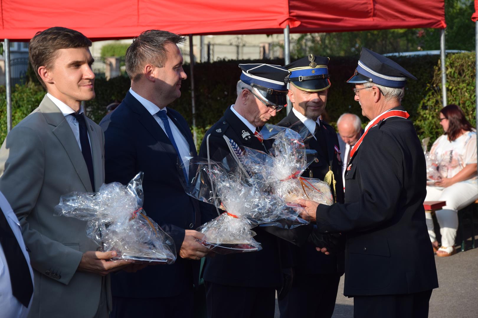 Zdjęcie przedstawia fragment uroczystości 100 lecia OSP Toporowice - wręczanie medali, odznaczeń i nagród