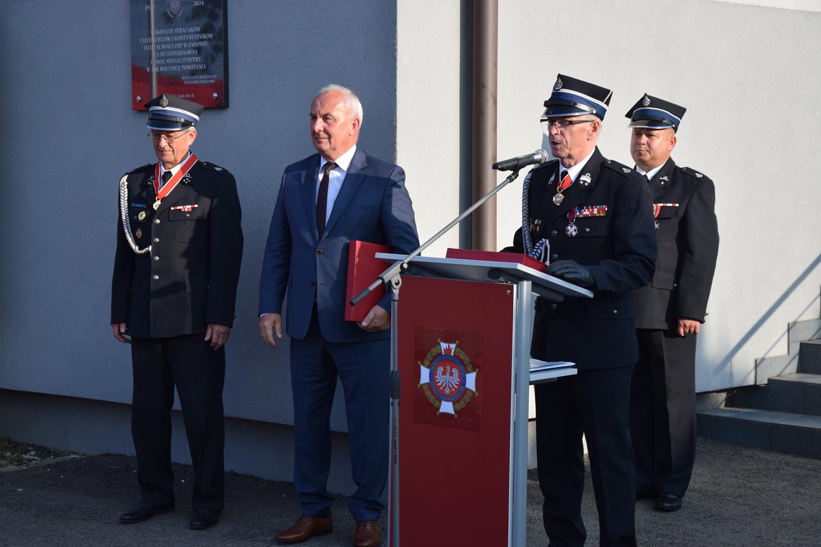 Zdjęcie przedstawia fragment uroczystości 100 lecia OSP Toporowice - przemowy gości zaproszonych