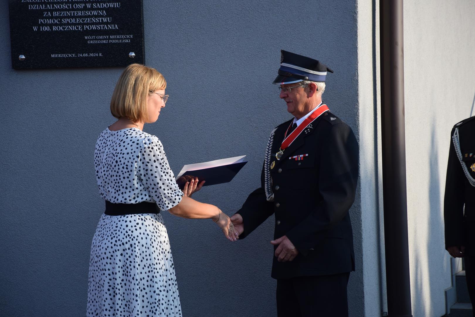 Zdjęcie przedstawia fragment uroczystości 100 lecia OSP Toporowice - przemowy gości zaproszonych