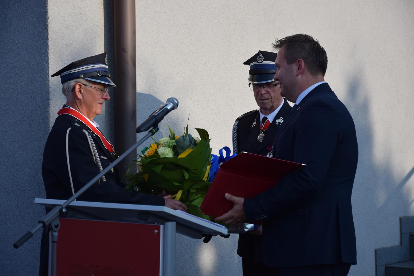 Zdjęcie przedstawia fragment uroczystości 100 lecia OSP Toporowice - przemowy gości zaproszonych