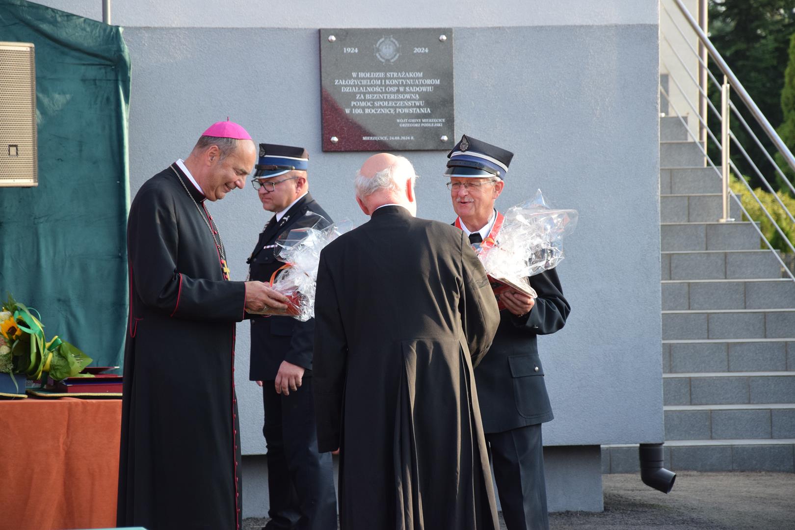 Zdjęcie przedstawia fragment uroczystości 100 lecia OSP Toporowice - wręczanie medali, odznaczeń i nagród