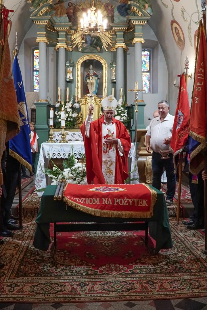 Zdjęcie przedstawia fragment mszy świetej w kościele w Targoszycach