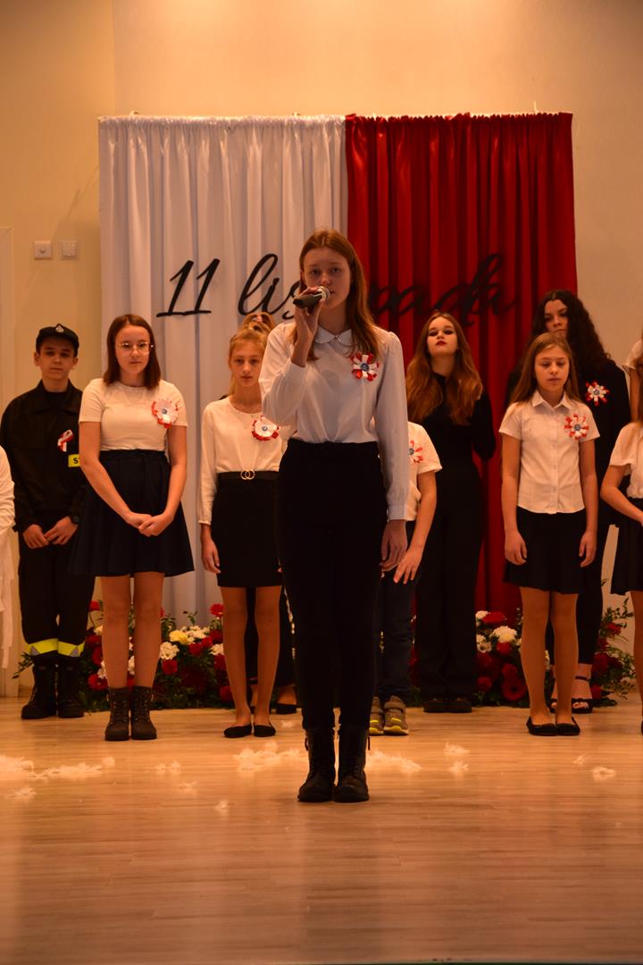 Zdjęcie z obchodów Narodowego Święta Niepodległości  - występy uczniów ze Szkoły Podstawowej nr 2 w Mierzęcicach
