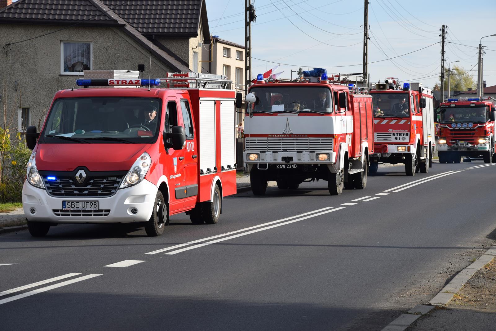 Zdjęcie przedstawiające wozy strażackie jadące w korowodzie