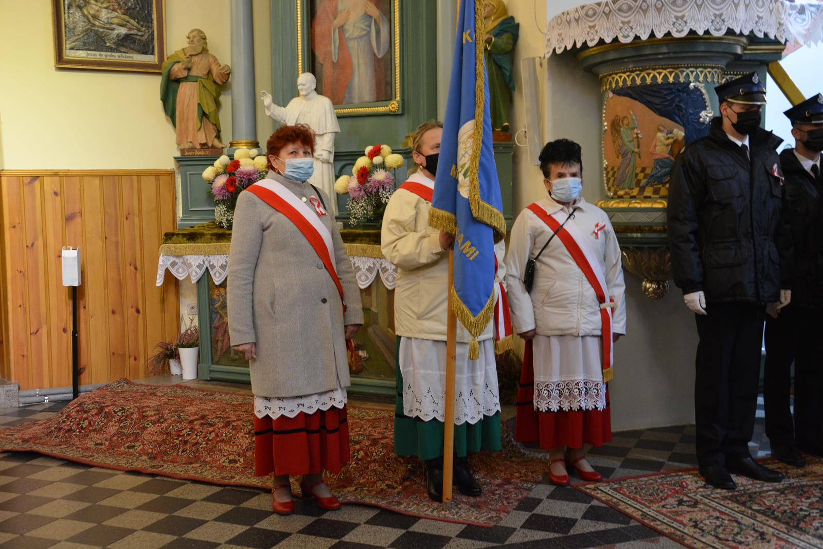 Zdjęcie z obchodów Narodowego Święta Niepodległości - poczet sztandarowy KGW Mierzęcice w kościele