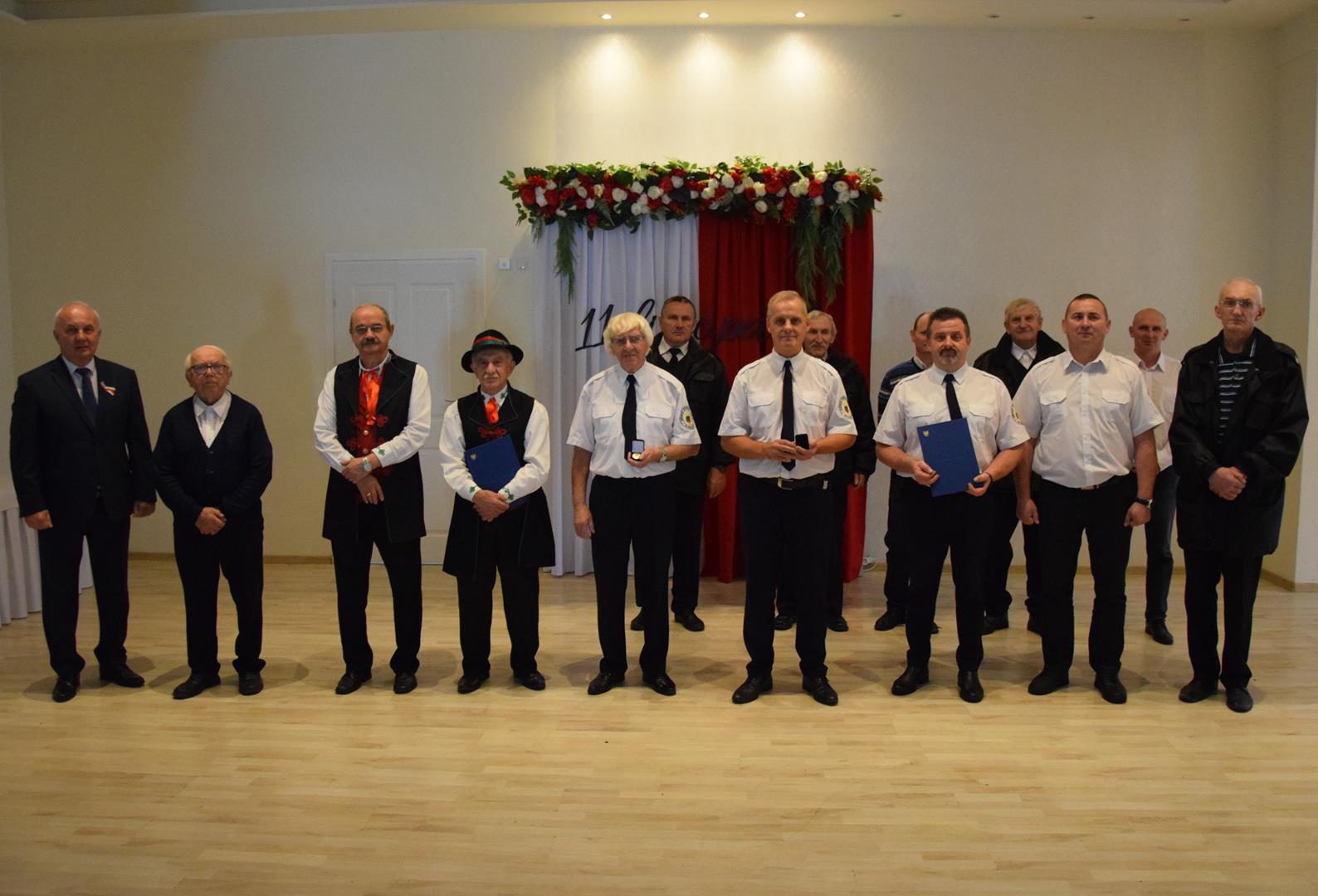 Zdjęcie przedstawia moment przyznania odznaczeń Kapeli Regionalnej Mierzęcice oraz Gminnej Orkiestry im. Władysława Juszczyka