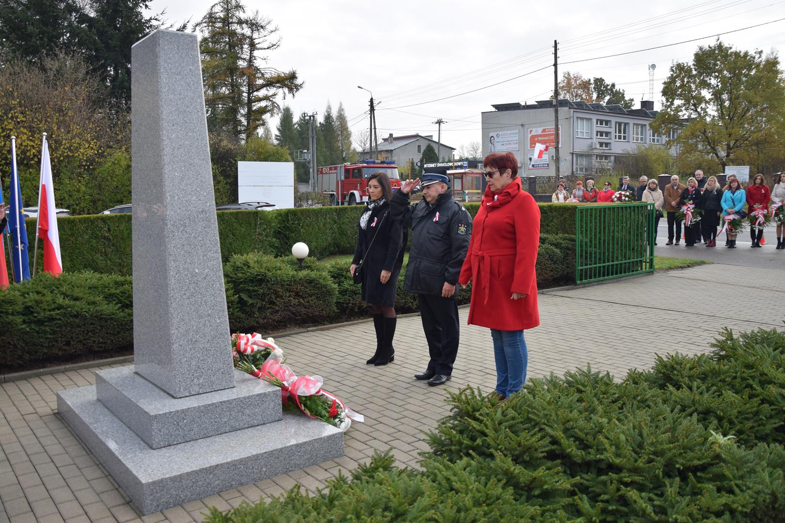 Zdjęcie przedstawia moment składania kwiatów przed pomnikiem przez reprezentantów sołtysów gminy Mierzęcice