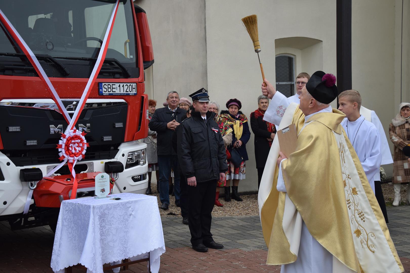 Zdjęcie przedstawia moment święceń wozu bojowego