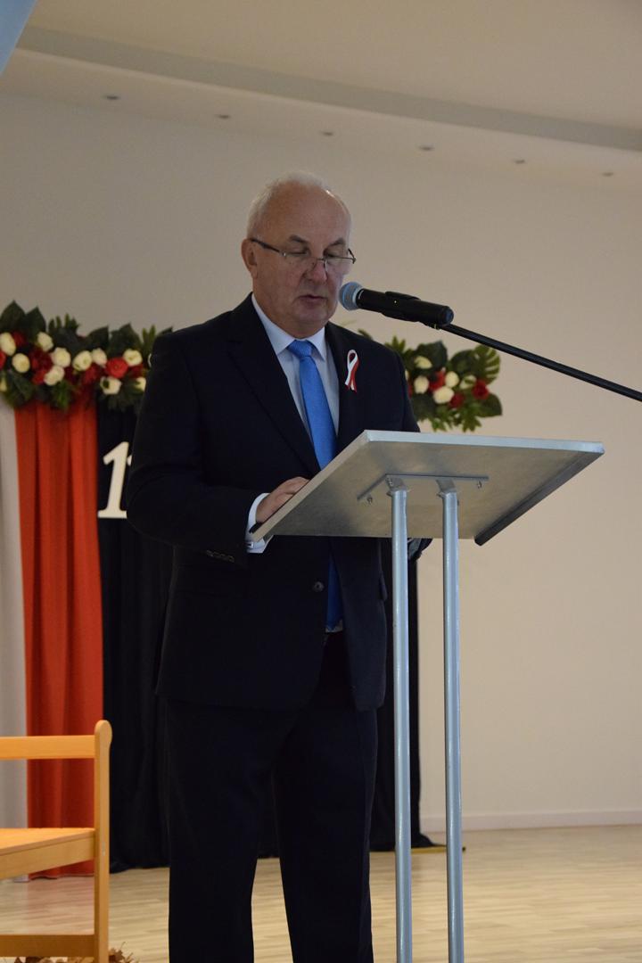 Zdjęcie przedstawia moment przemówienia Wójta Gminy Mierzęcice Grzegorza Podlejskiego