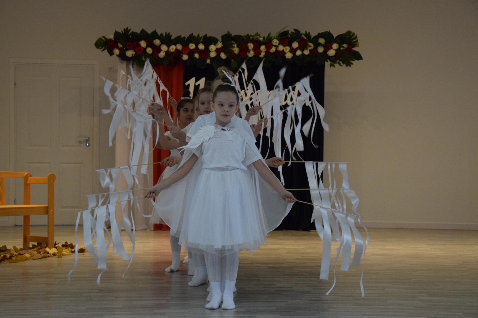 Zdjęcie przedstawia fragment występu artystycznego przygotowanego przez Szkołe Podstawową nr. 1 w&nbsp;Mierzęcicach