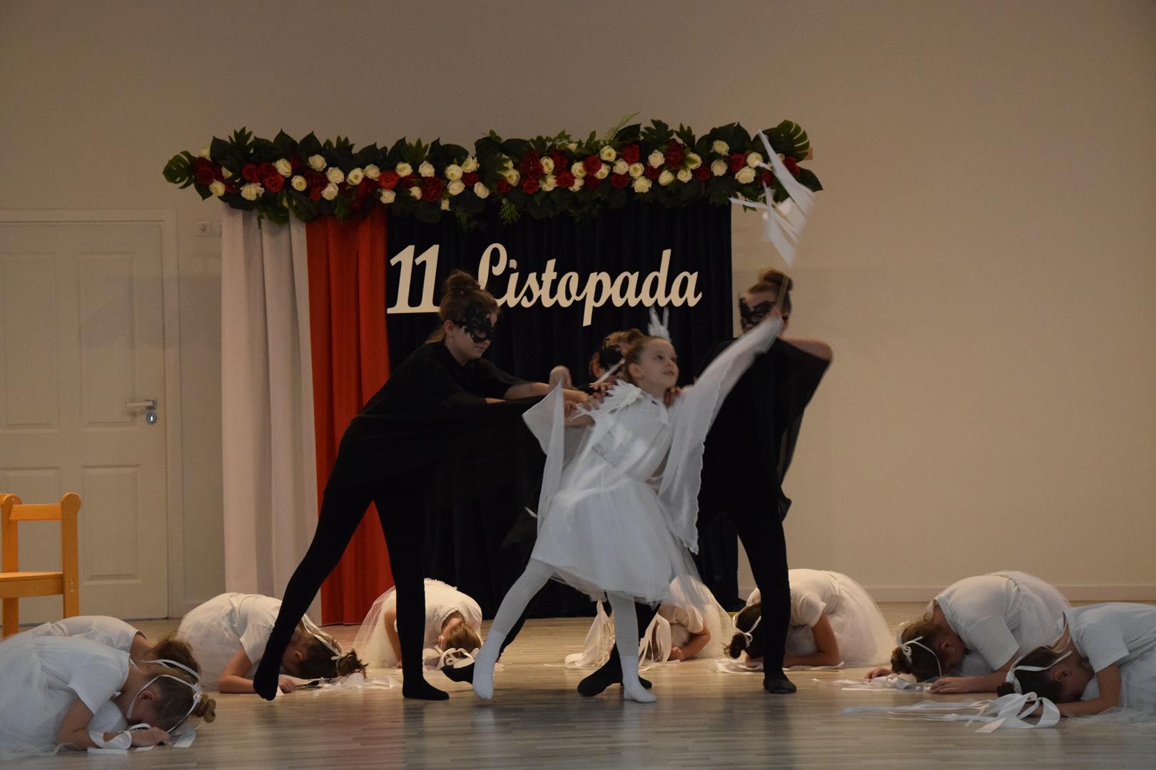 Zdjęcie przedstawia fragment występu artystycznego przygotowanego przez Szkołe Podstawową nr. 1 w&nbsp;Mierzęcicach