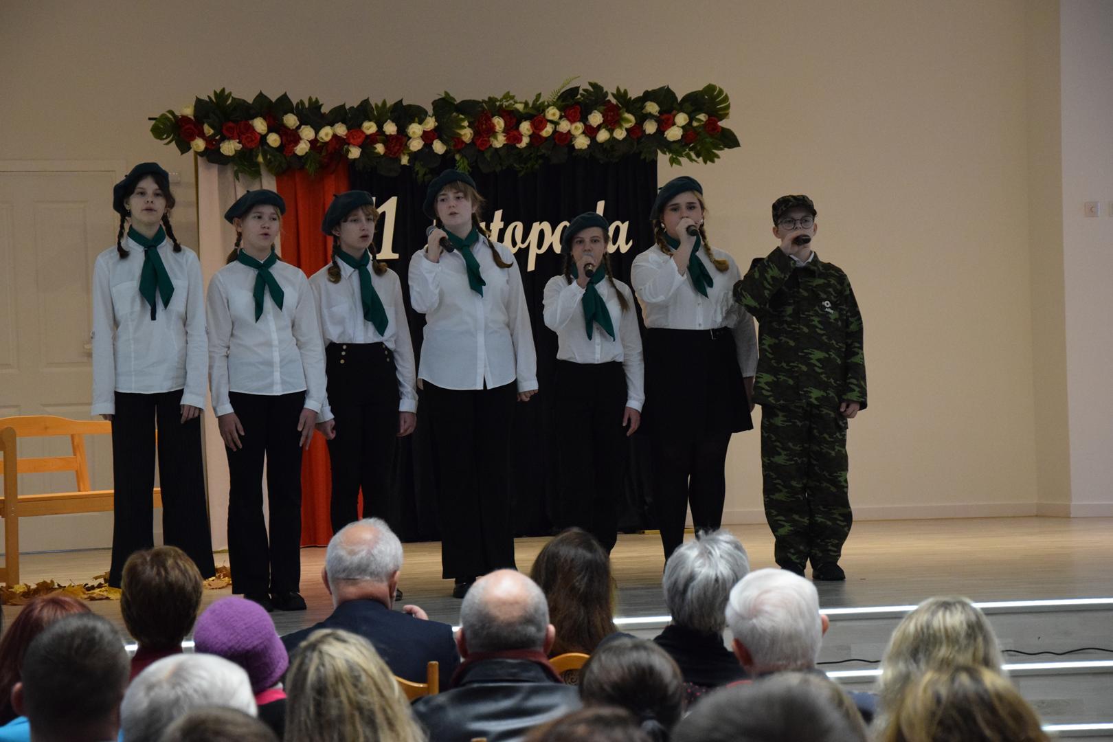 Zdjęcie przedstawia fragment występu artystycznego przygotowanego przez Szkołe Podstawową nr. 1 w&nbsp;Mierzęcicach