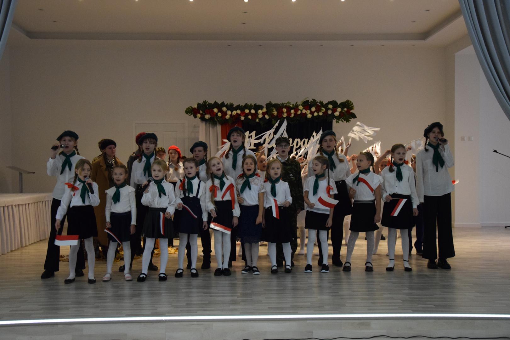 Zdjęcie przedstawia fragment występu artystycznego przygotowanego przez Szkołe Podstawową nr. 1 w&nbsp;Mierzęcicach