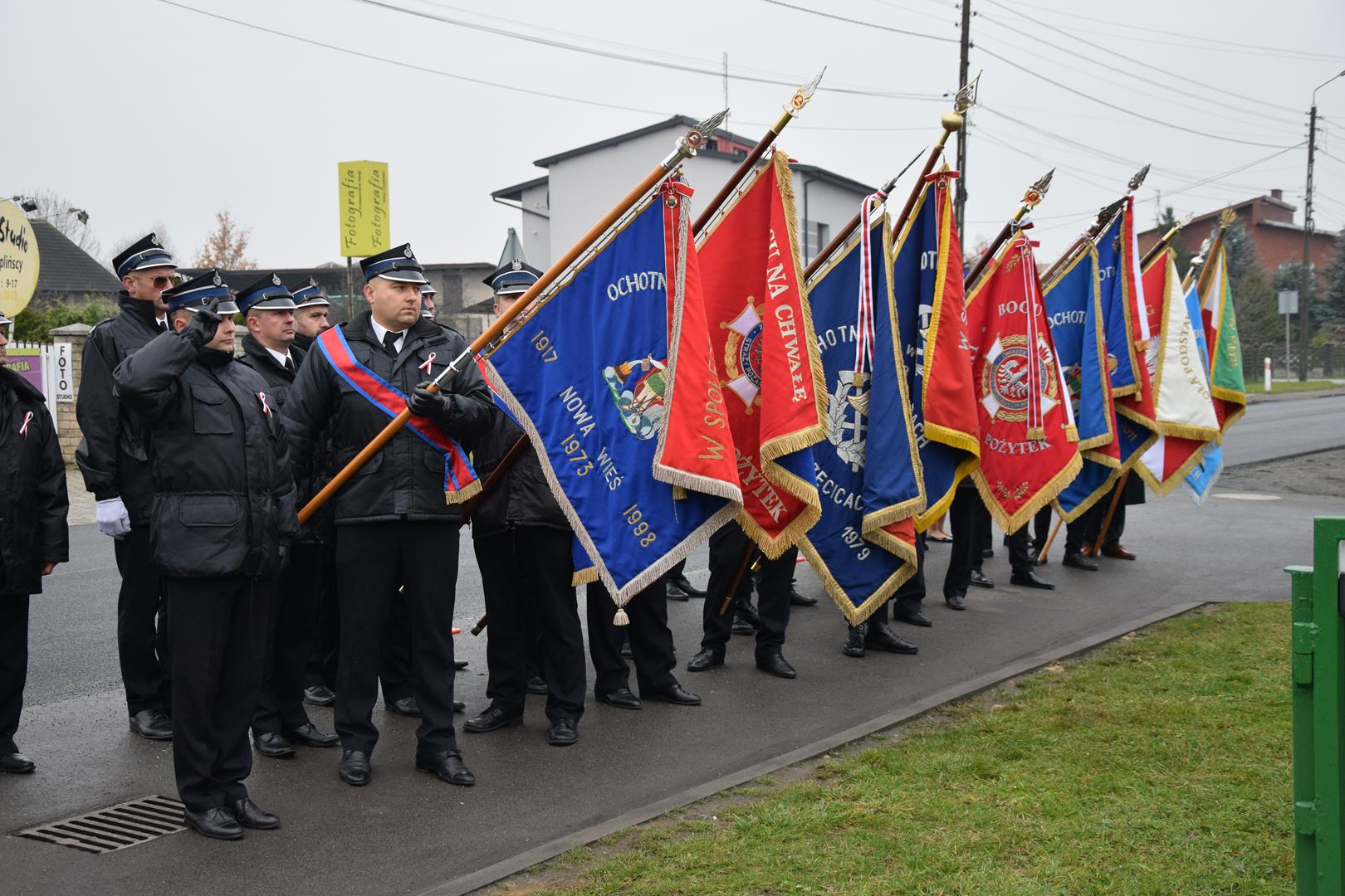 Zdjęcie przedstawia zastępy gminnej straży pożarnej ze sztandardami
