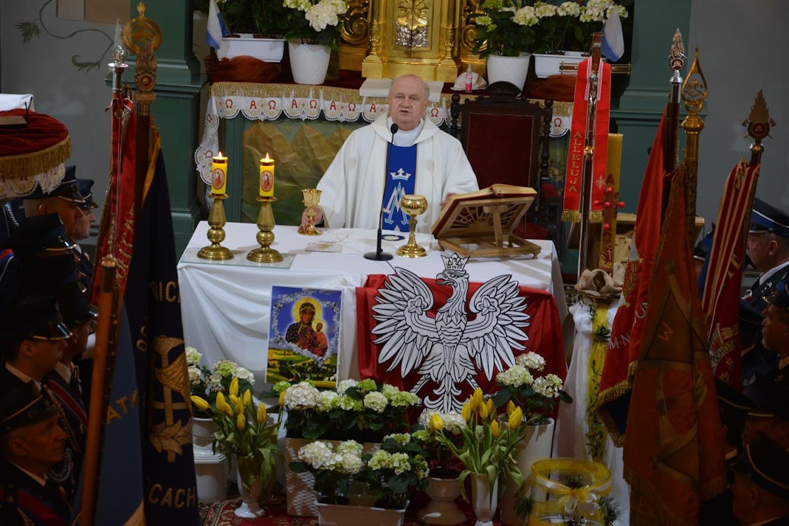 Zdjęcie przedstawiające fragment mszy 3 majowej w kościele w Targoszycach - kazanie Proboszcza Księdza Kanonika Janusza Rakoczego