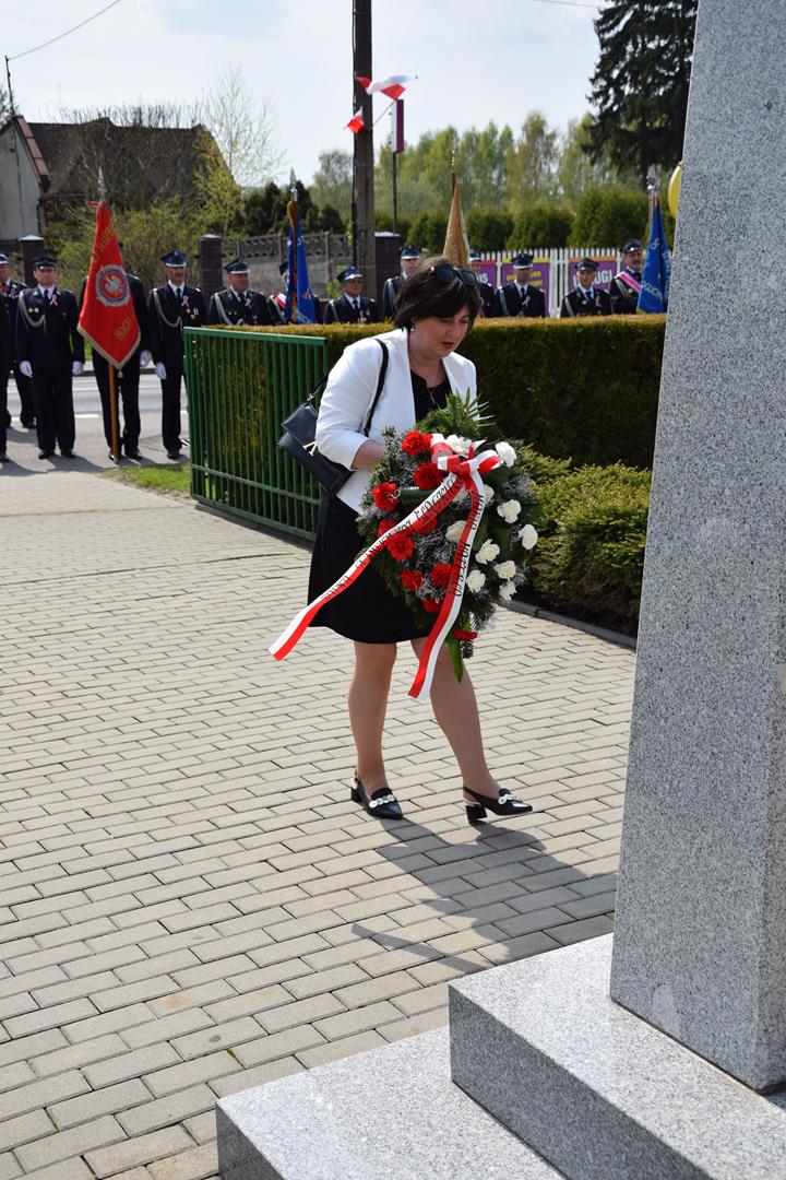 Zdjęcie przedstawiające moment złożenia kwiatów pod Pomnikiem Niepodległości przez radną Sejmiku Województwa Śląskiego Marię Materlę