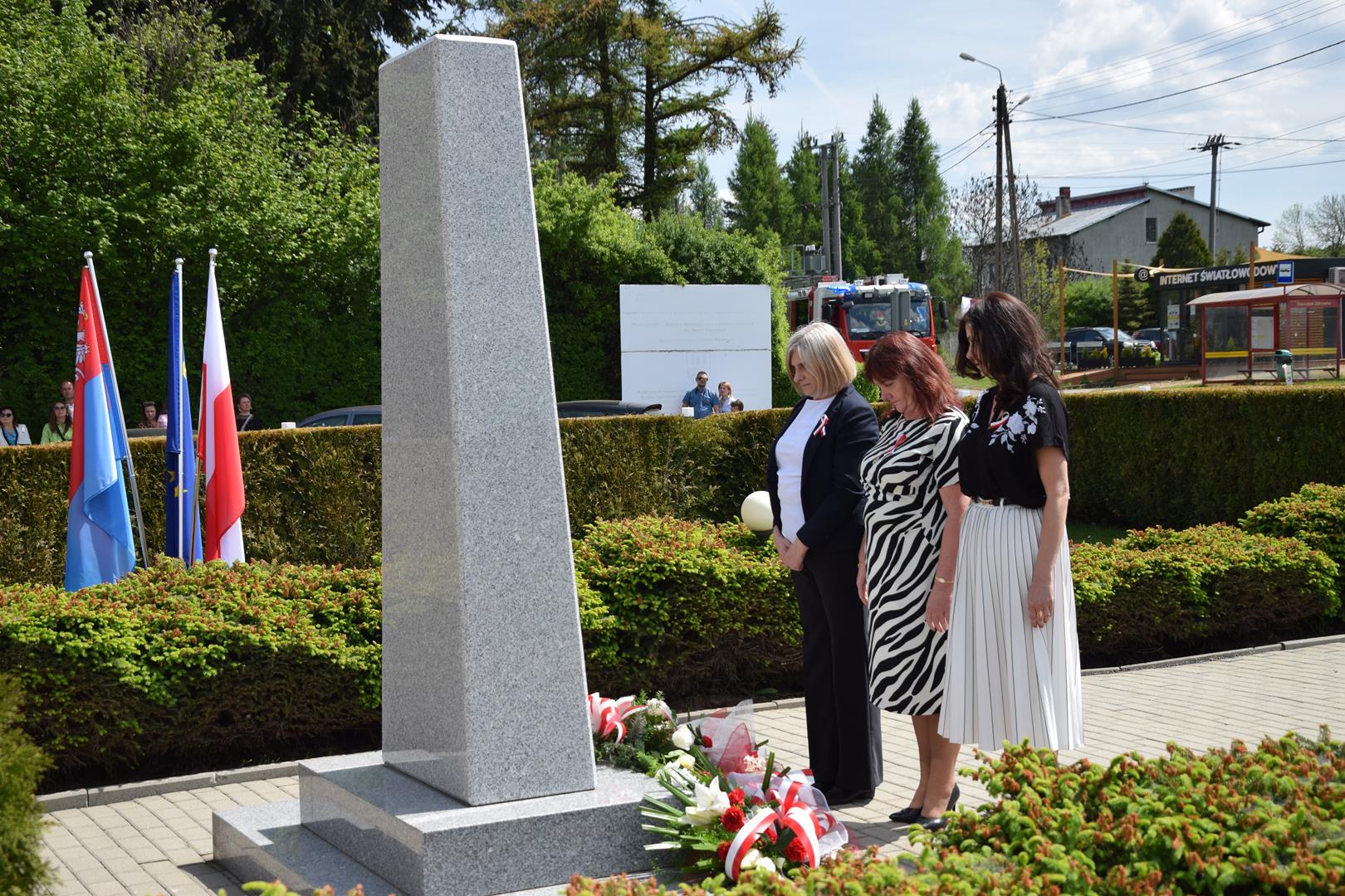 Zdjęcie przedstawia moment składania kwiatów pod pomnikiem przez jednostki organów gminy Mierzęcice