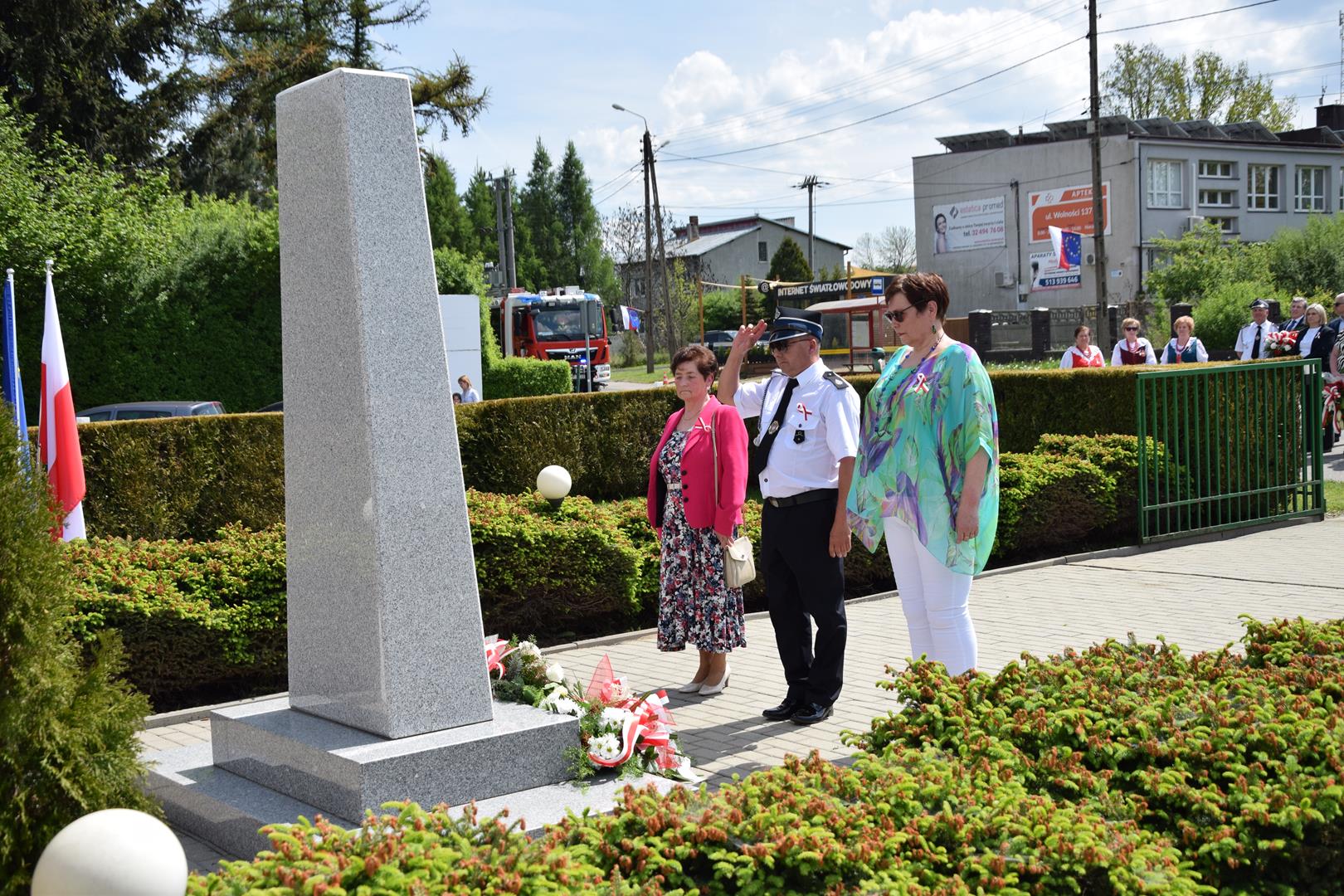 Zdjęcie przedstawia moment składania kwiatów pod pomnikiem przez delegację władz sołeckich