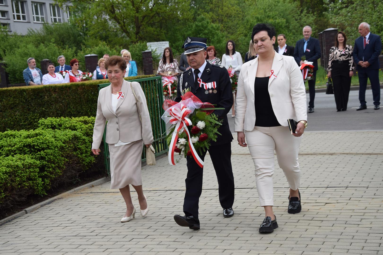 Zdjęcie przedstawia moment składania kwiatów pod pomnikiem przez delegację Sołtysów Gminy Mierzęcice