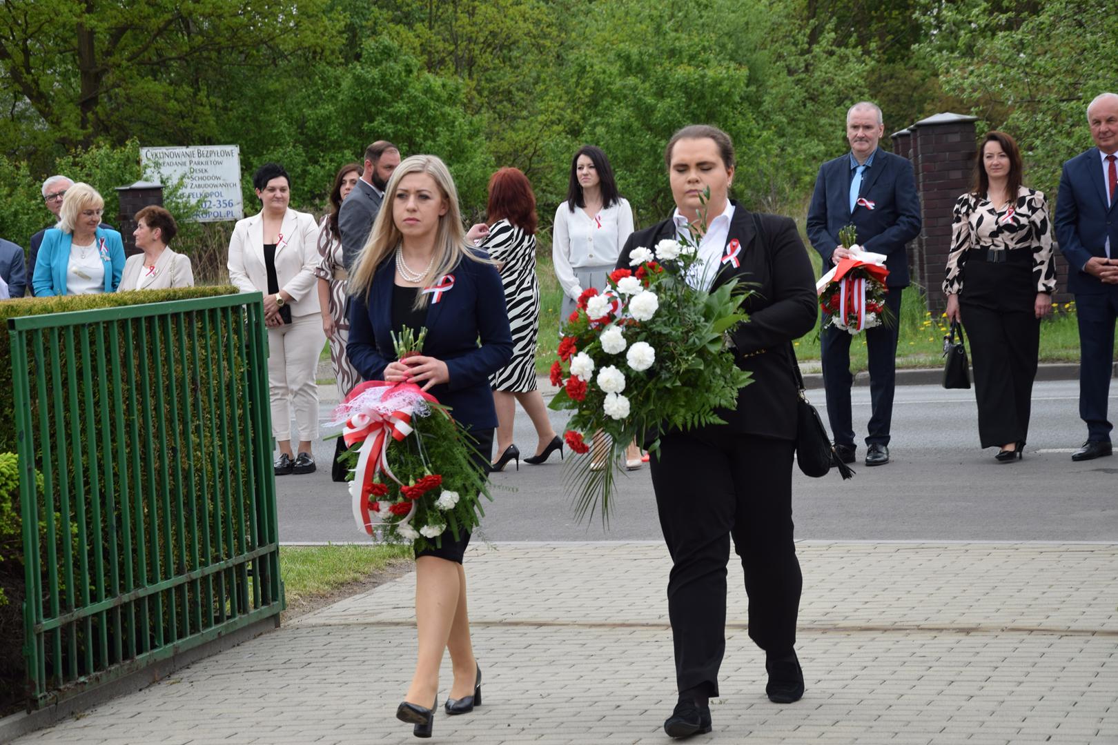 Zdjęcie przedstawia moment składania kwiatów pod pomnikiem przez delegację Jednostek Oświaty Gminy Mierzęcice