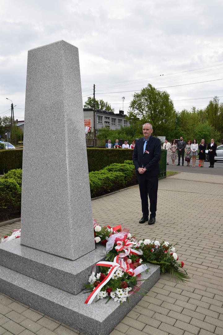 Zdjęcie przedstawia moment składania kwiatów pod pomnikiem przez Pana Roberta Białka - deleganta Związku Nauczycieli
