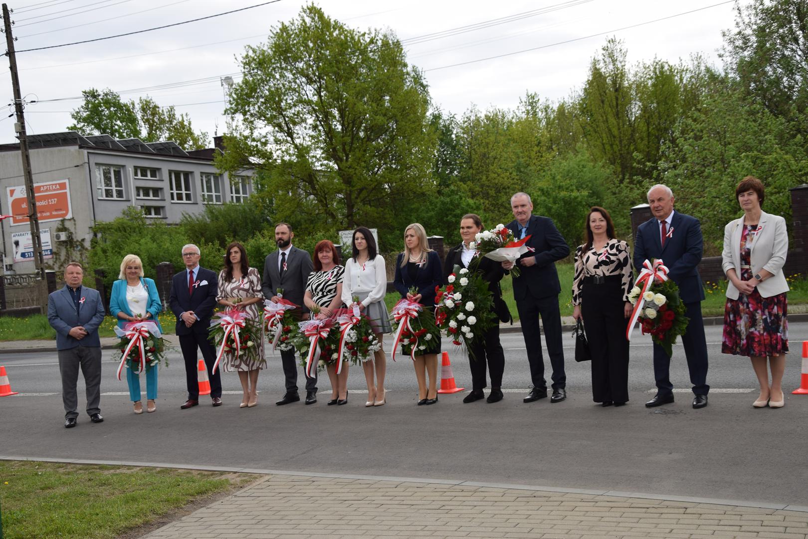 Zdjęcie przedstawia fragment przemarszu korowodu z okazji świeta 3 maja
