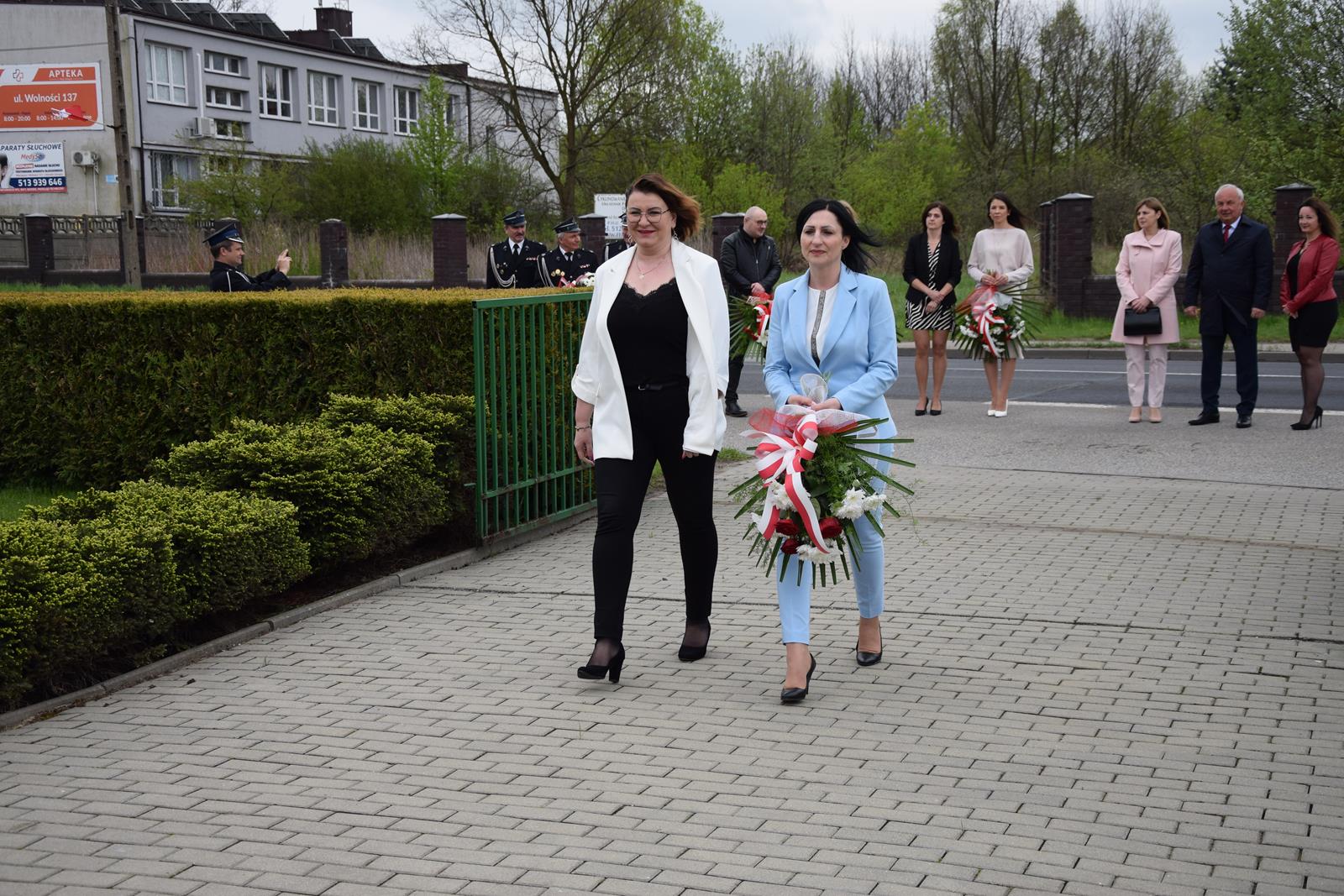 Przewodnicząca Rady Gminy Monika Dyraga oraz Radna Katarzyna Burczyk składają kwiaty pod pomnikiem 10-lecia odzyskania niepodległości