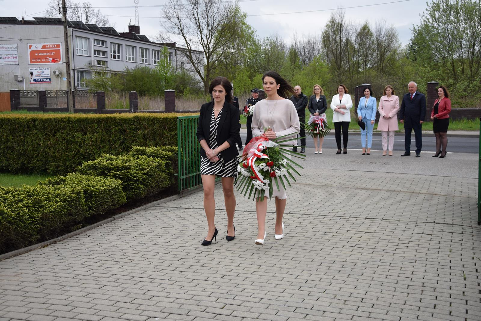 Dyrektor Gminnej Biblioteki Publicznej Magdalena Bijak oraz Dyrektor Gminnego Ośrodka Kultury Karolina Dymarska składają kwiaty pod pomnikiem 10-lecia odzyskania niepodległości