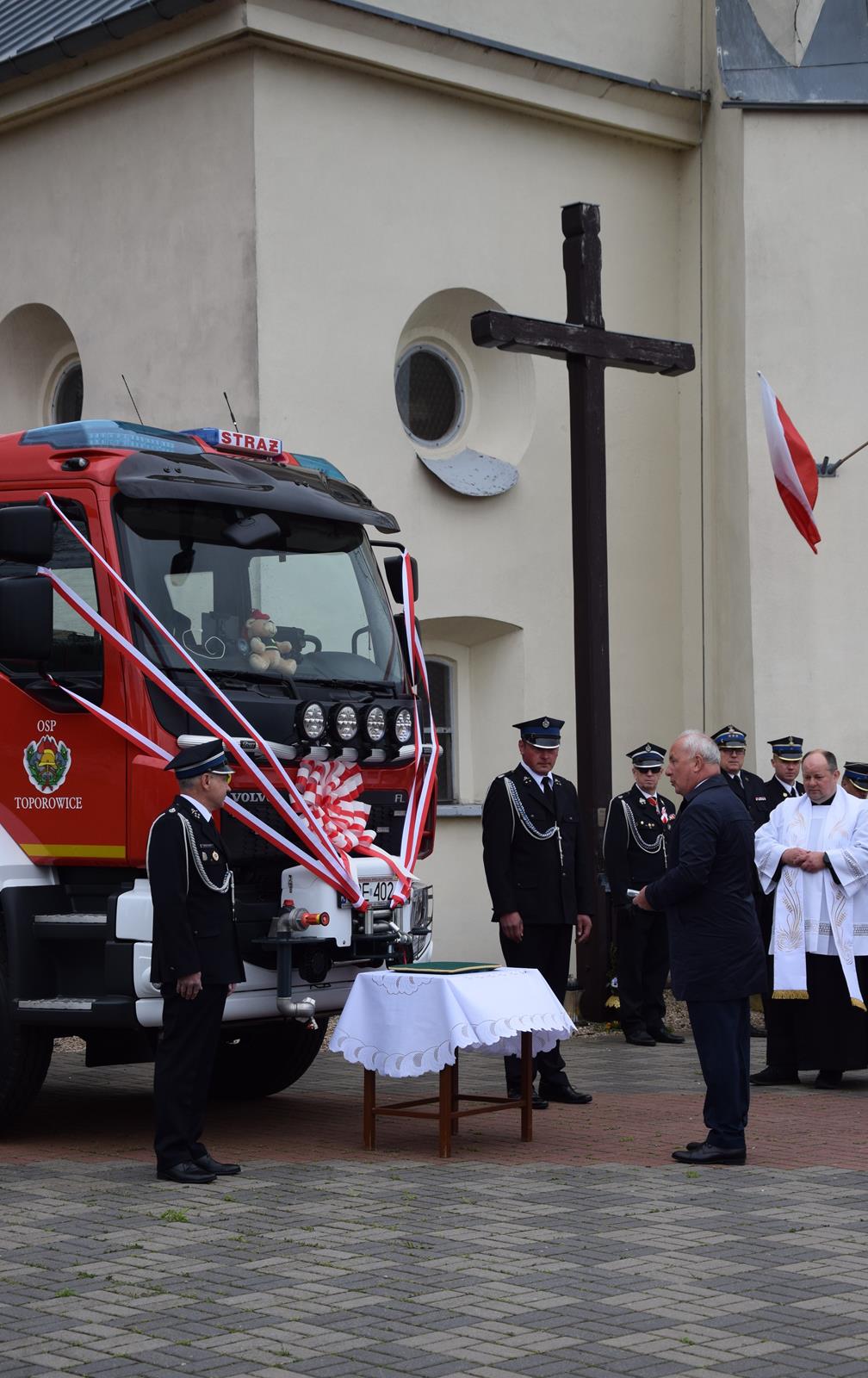 Zdjęcie przed kościołem pw. Św. Mikołaja w Targoszycach podczas poświęcenia wozu strażackiego OSP Toporowice