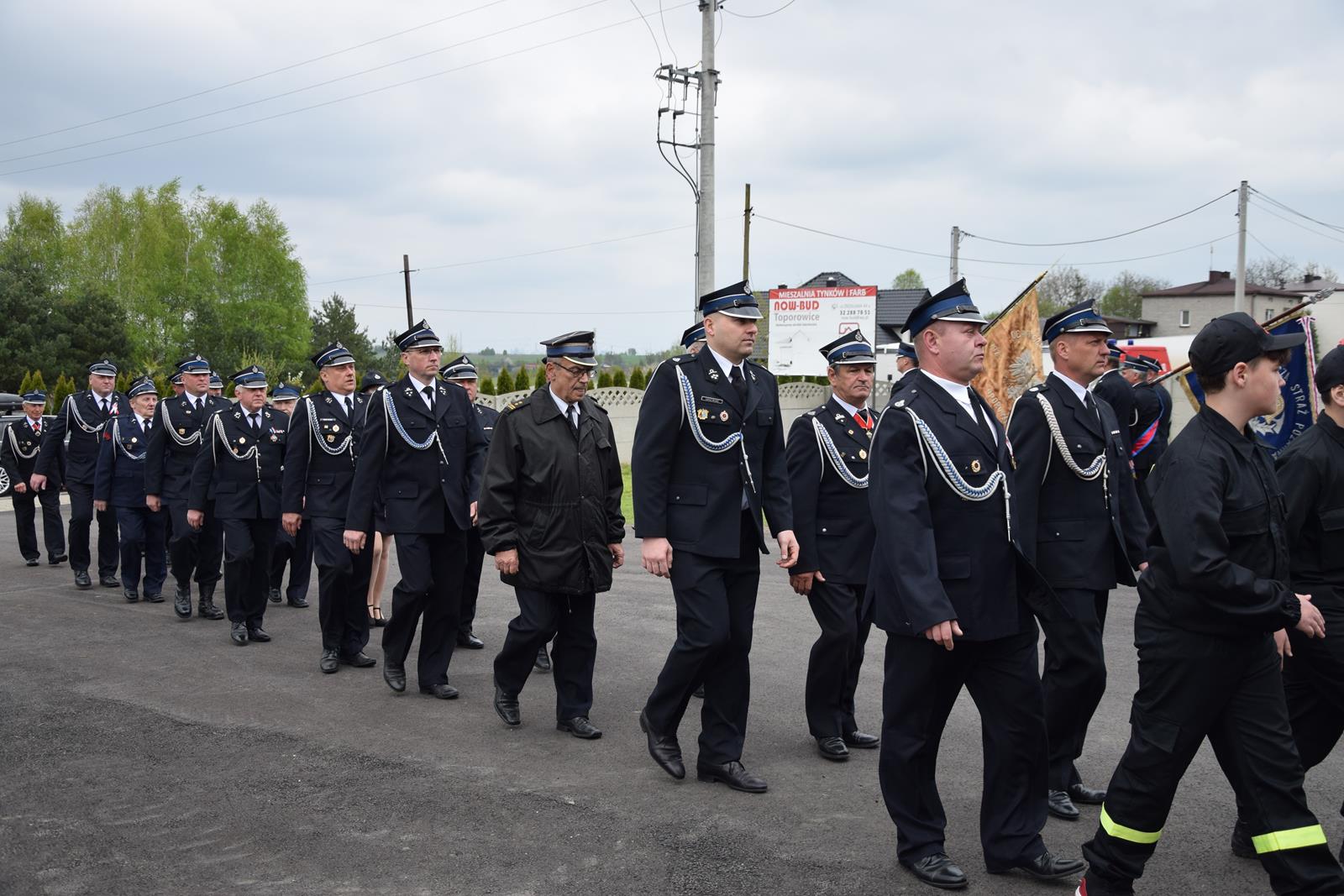 Zdjęcie podczas uroczystości odbywających się przed strażnicą OSP w Toporowicach - przemarsz straży