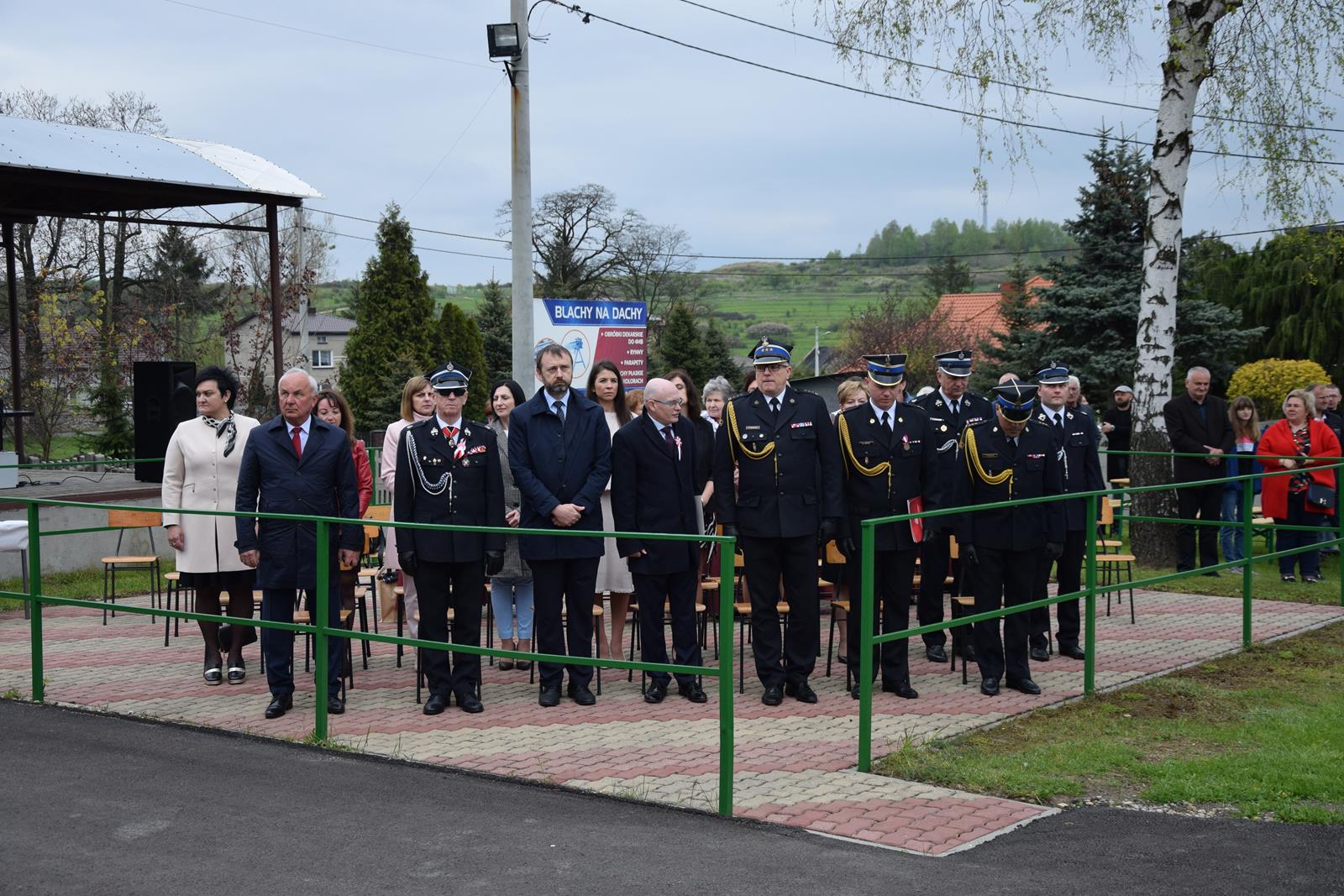 Zdjęcie podczas uroczystości odbywających się przed strażnicą OSP w Toporowicach
