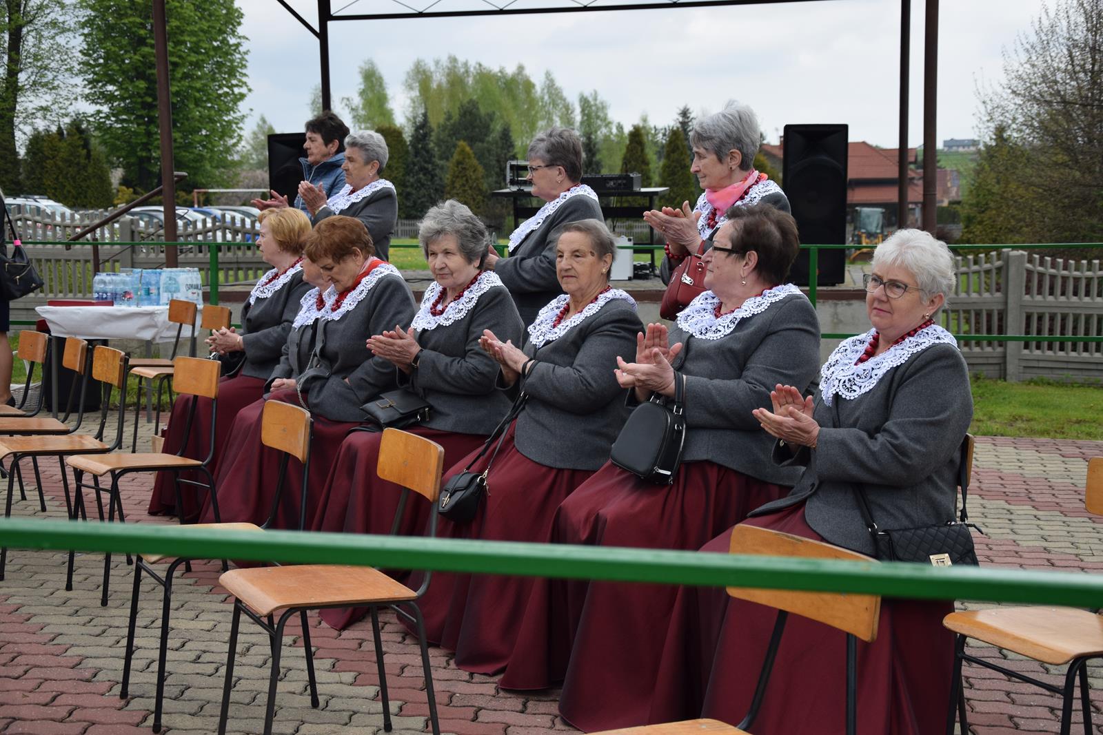 Zdjęcie podczas uroczystości odbywających się przed strażnicą OSP w Toporowicach - Zespół Śpiewaczy Toporowianki
