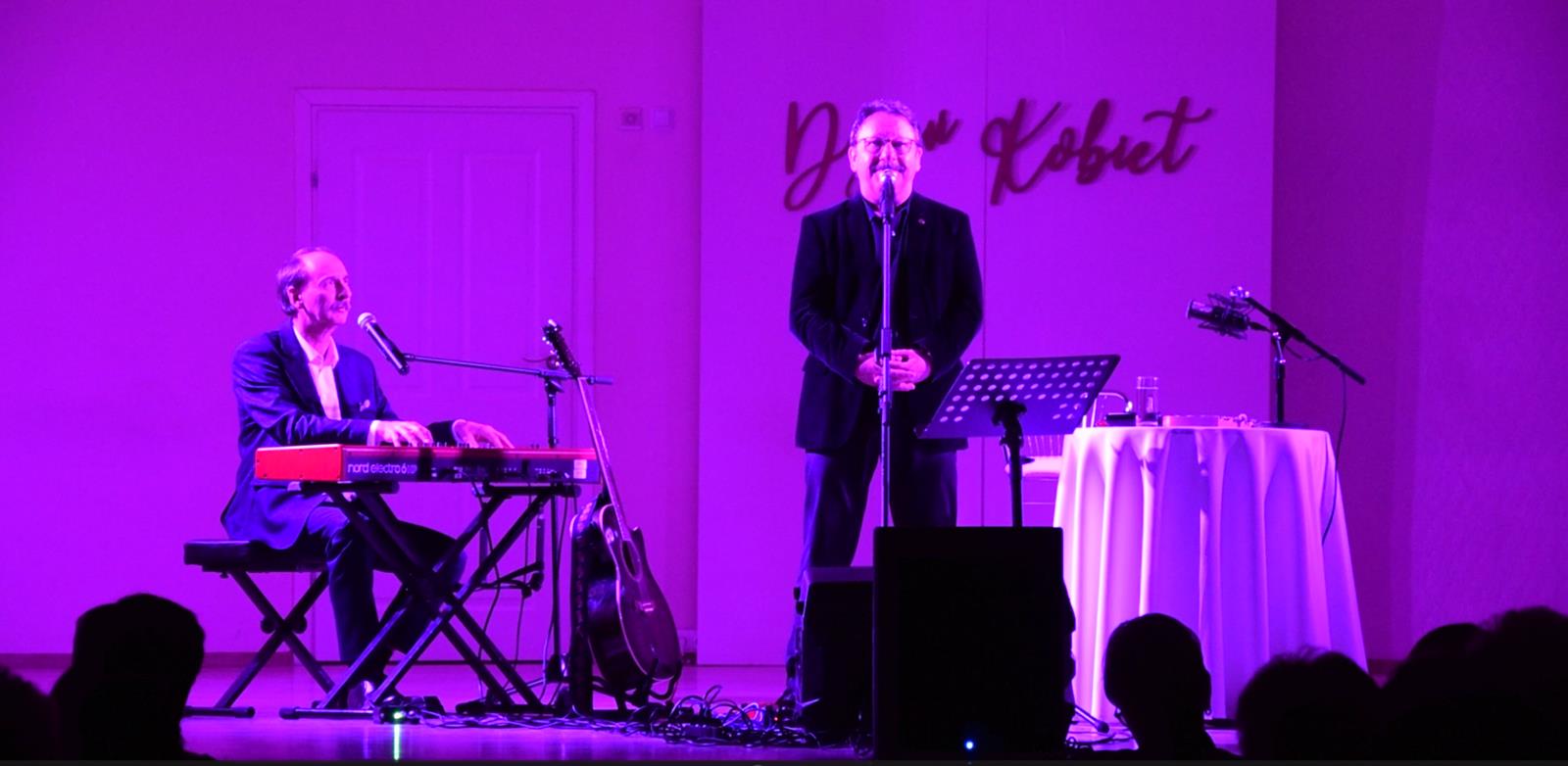 zdjęcie Zbigniewa Zamachowskiego przy mikrofonie oraz Romana Hudaszka przy instrumencie klawiszowym