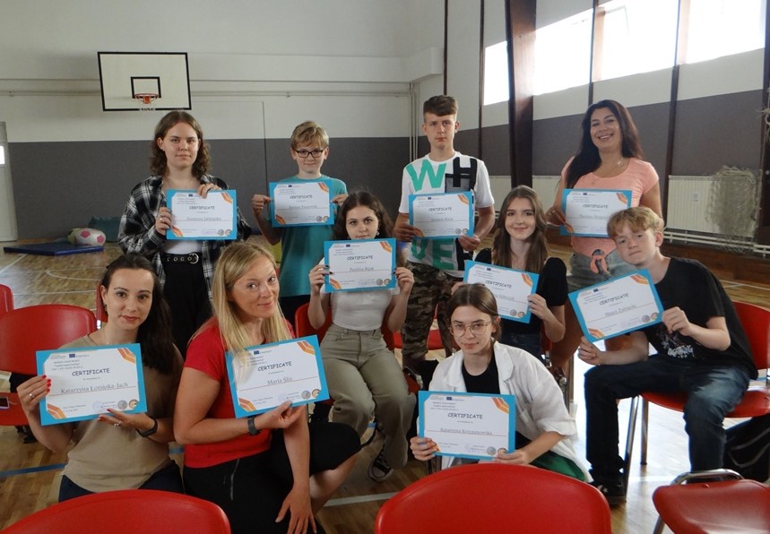 Zdjęcie przedstawiające grupę uczniów wraz z nauczycielami - wszyscy otrzymali certyfikaty
