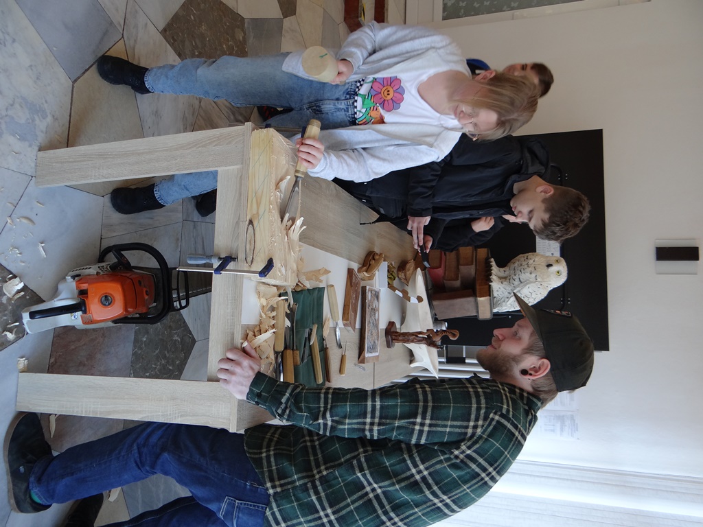 Zdjęcie - uczestnicy wyjazdu na warsztatach z rzeźbienia w drewnie