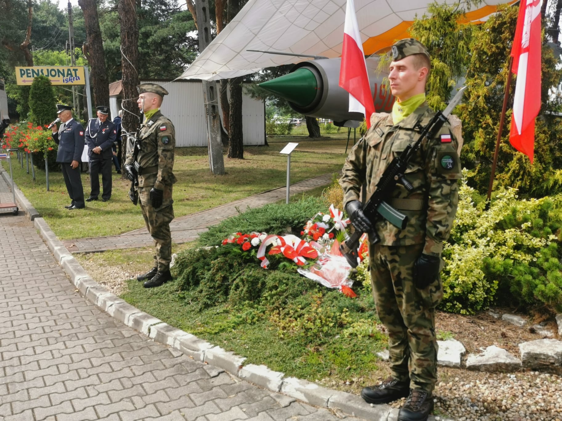 Zdjęcie przedstawiające żołnierzy stojących przy pomniku