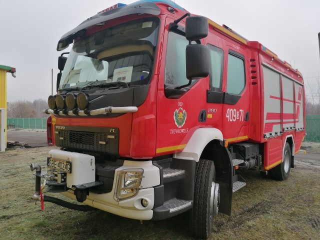 Czerwony wóz strażacki zakupiony dla OSP Toporowice