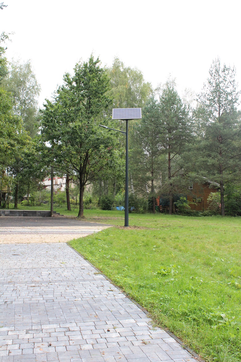 Park z chodnikiem i uliczną lampą solarną - wersja pionowa