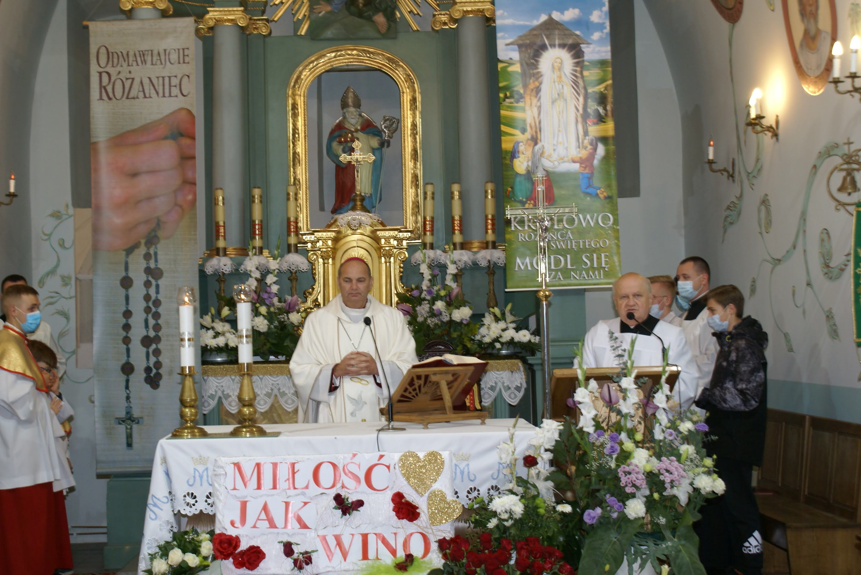 Złote Gody 2021 - Zdjęcie ołtarza przy którym stoją Biskup oraz Probosz