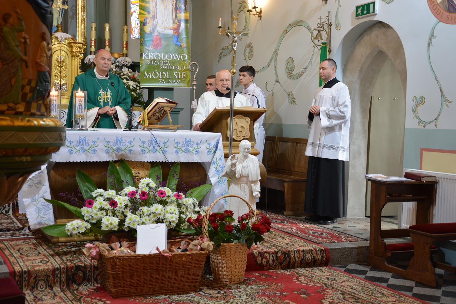 Zdjęcie przedstawiające celebrujących mszę świętą księdza proboszcza oraz biskupa