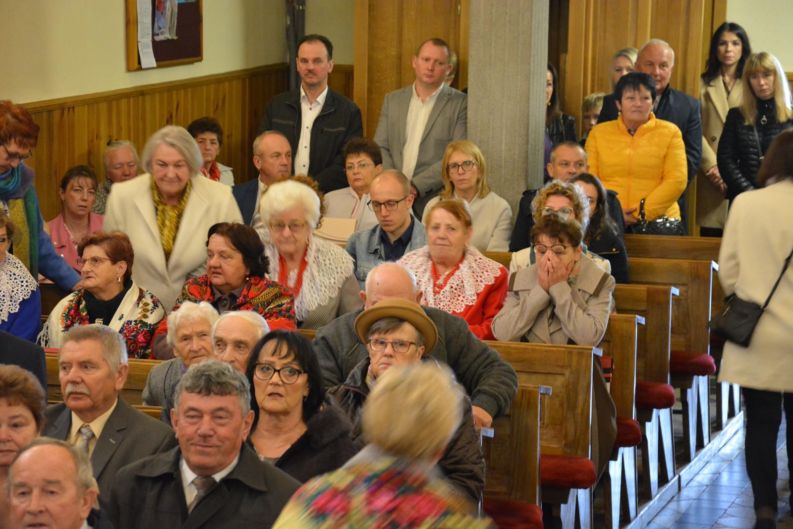 Zdjęcie przedstawiające jubilatów uczestniczących w mszy świętej w ich intencji