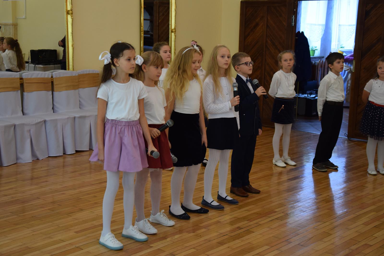 Zdjęcie przedstawiające uczniów Szkoły Podstawowej nr 1 im. Tadeusza Kościuszki w Mierzęcicach, którzy przygotowali występy artystyczne dla jubilatów