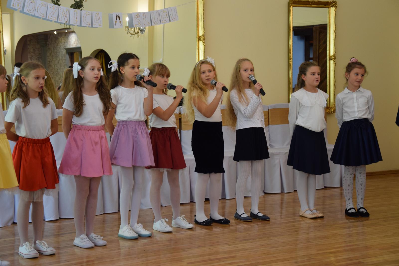 Zdjęcie przedstawiające uczniów Szkoły Podstawowej nr 1 im. Tadeusza Kościuszki w Mierzęcicach, którzy przygotowali występy artystyczne dla jubilatów