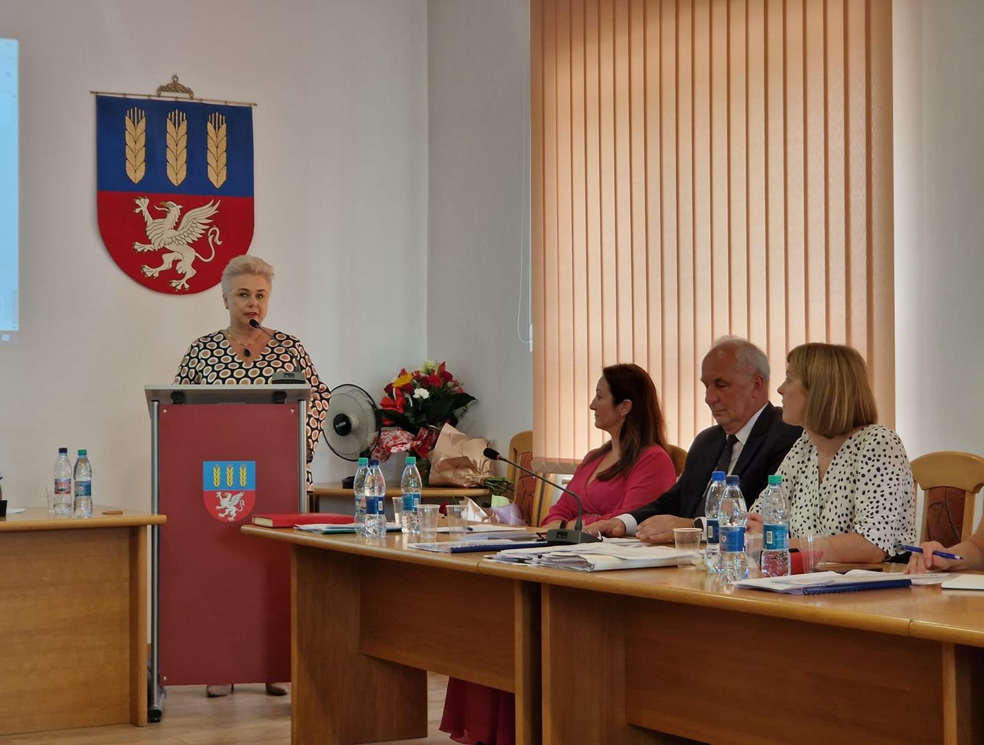 Zdjęcie przedstawiające przebieg sesji rady gminy Mierzęcice podczas której udzielono absolutorium Wójtowi Gminy Mierzęcice Grzegorzowi Podlejskiemu