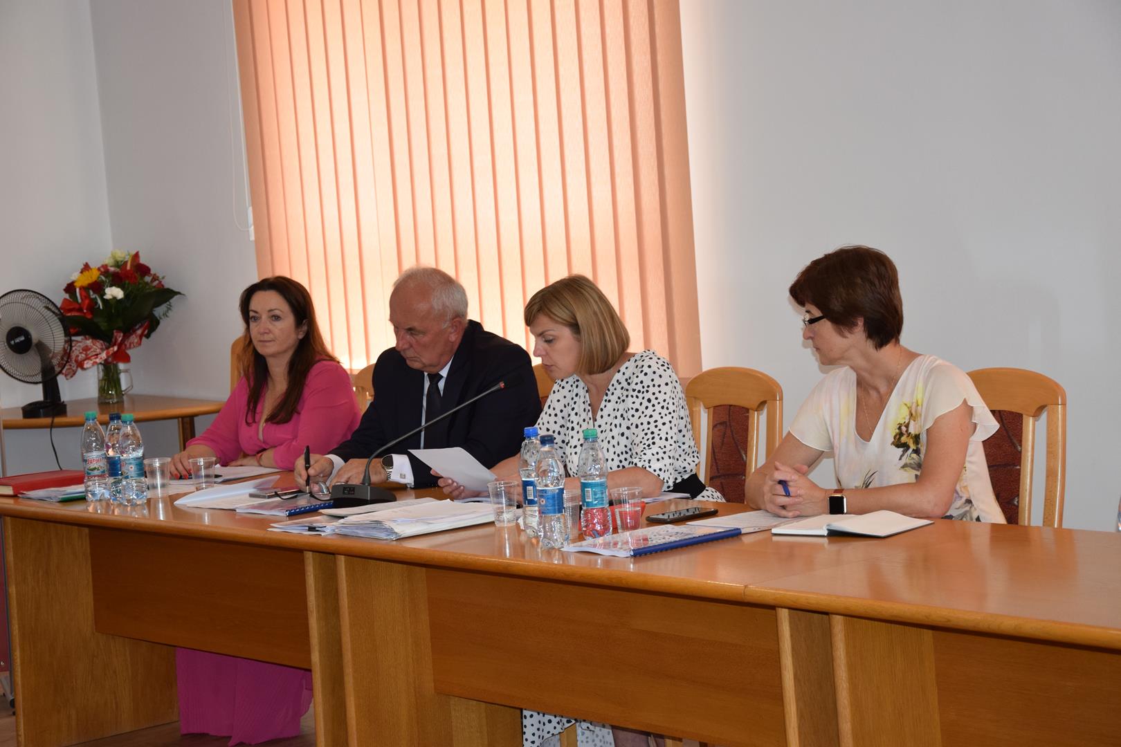 Zdjęcie przedstawiające przebieg sesji rady gminy Mierzęcice podczas której udzielono absolutorium Wójtowi Gminy Mierzęcice Grzegorzowi Podlejskiemu