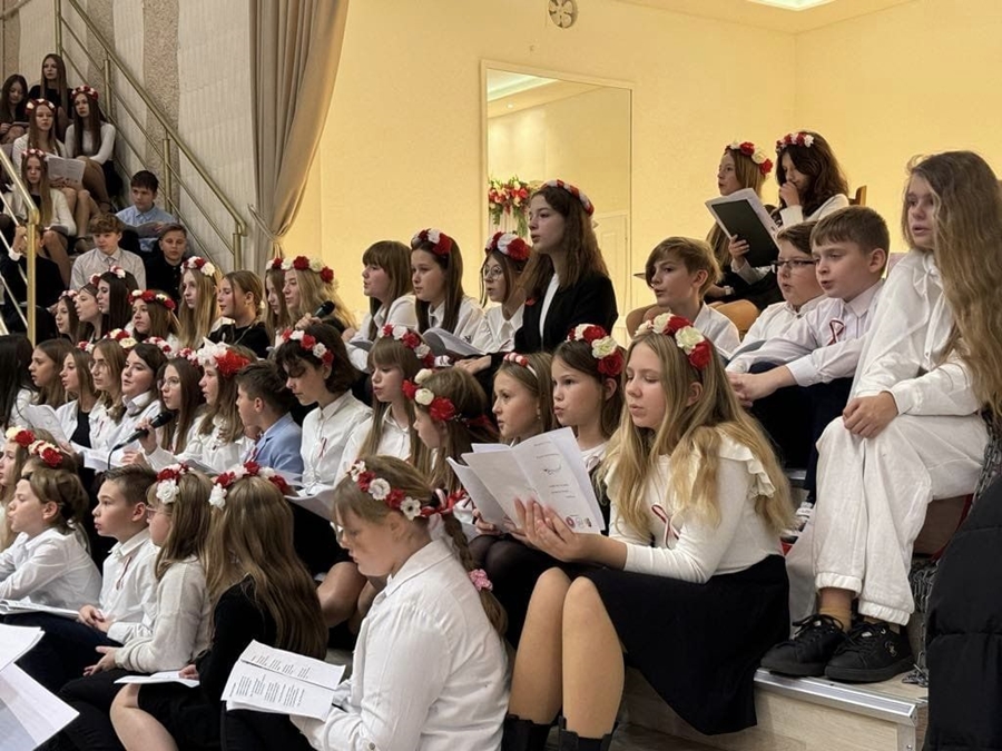 Zdjęcie przedstawia Wieczór Pieśni Patriotycznych